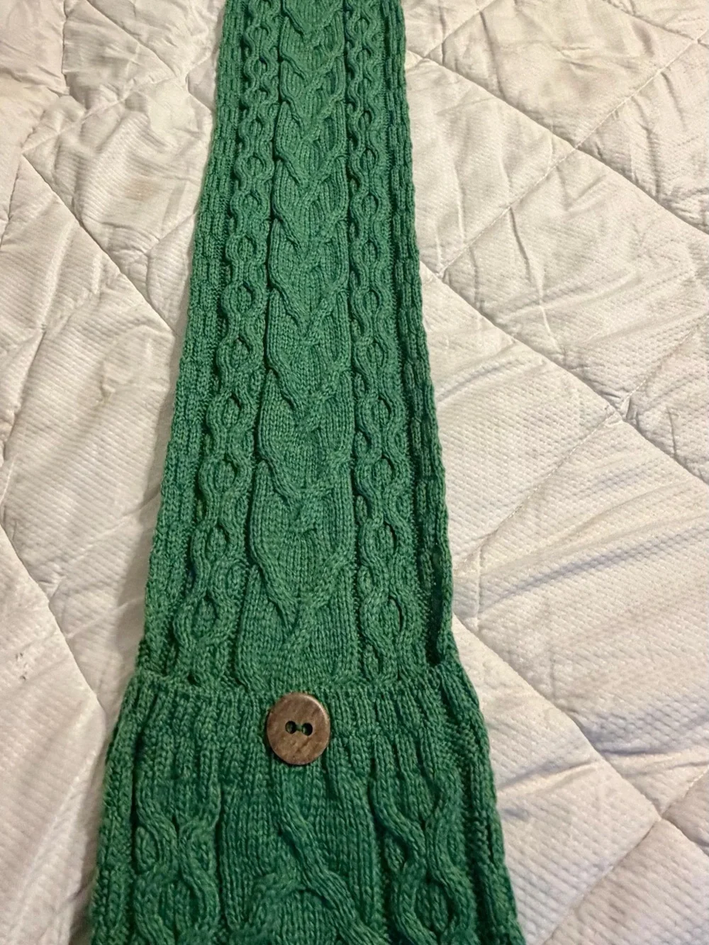 Green Cable-Knit Women's Scarf with Decorative Button